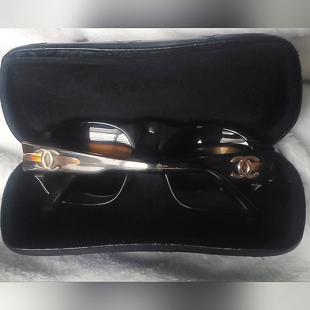 CHANEL Black Sunglasses Timeless Design with Iconic Logo